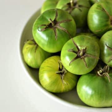 green-tomatoes-in-a-bowl