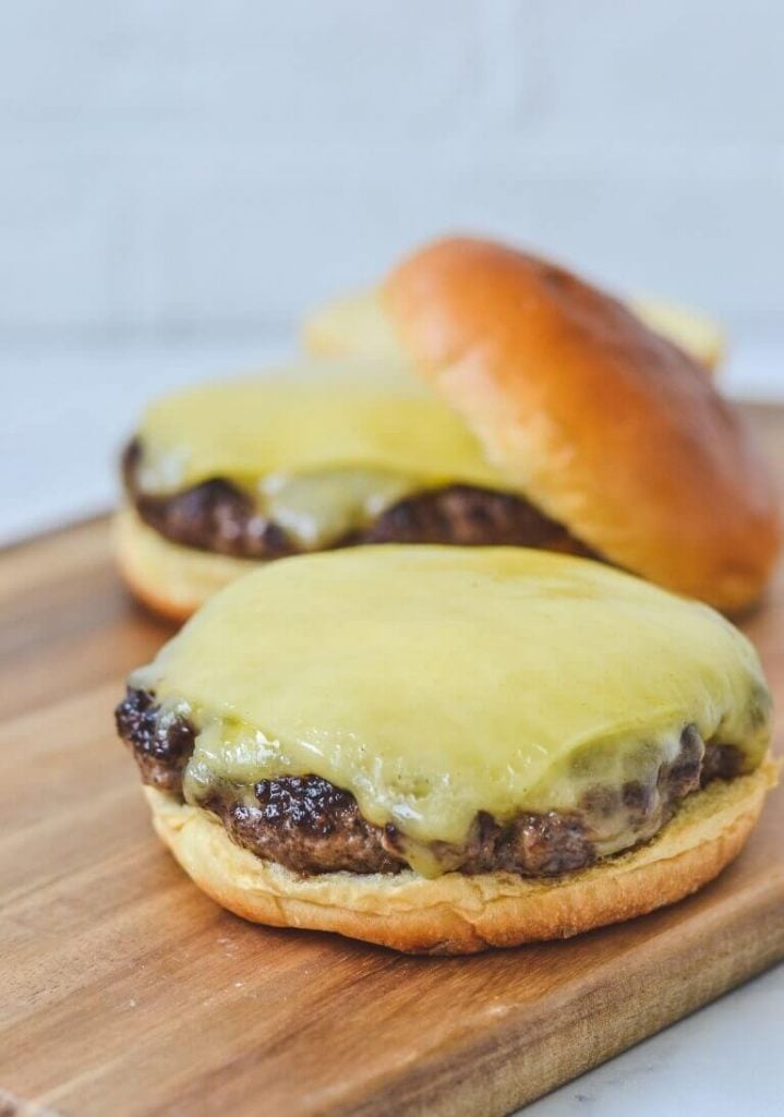 cheeseburger-patty-with-cheese-on-bun