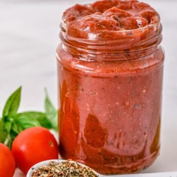 red-tomato-sauce-in-glass-jar