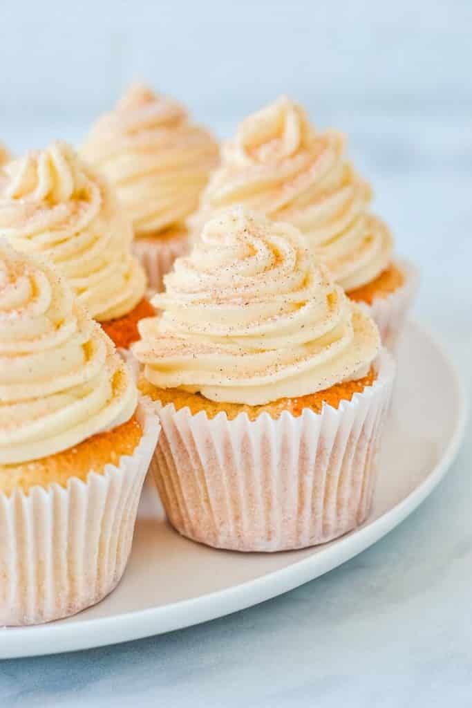 cupcakes-with-white-frosting-sprinkled-with-cinnamon-sugar