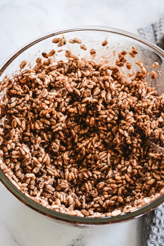 finished-chocolate-crackle-mixture-in-glass-bowl