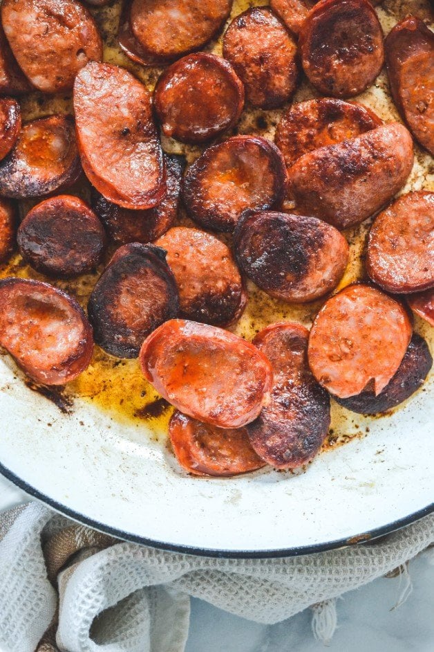 cooked-chorizo-in-white-pan