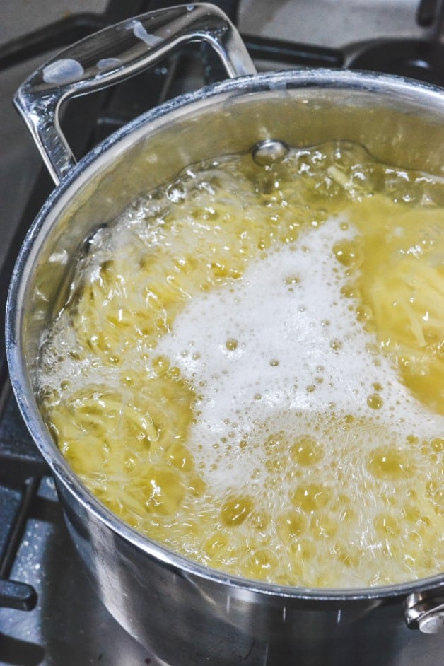 pot-of-boiling-water-with-pasta