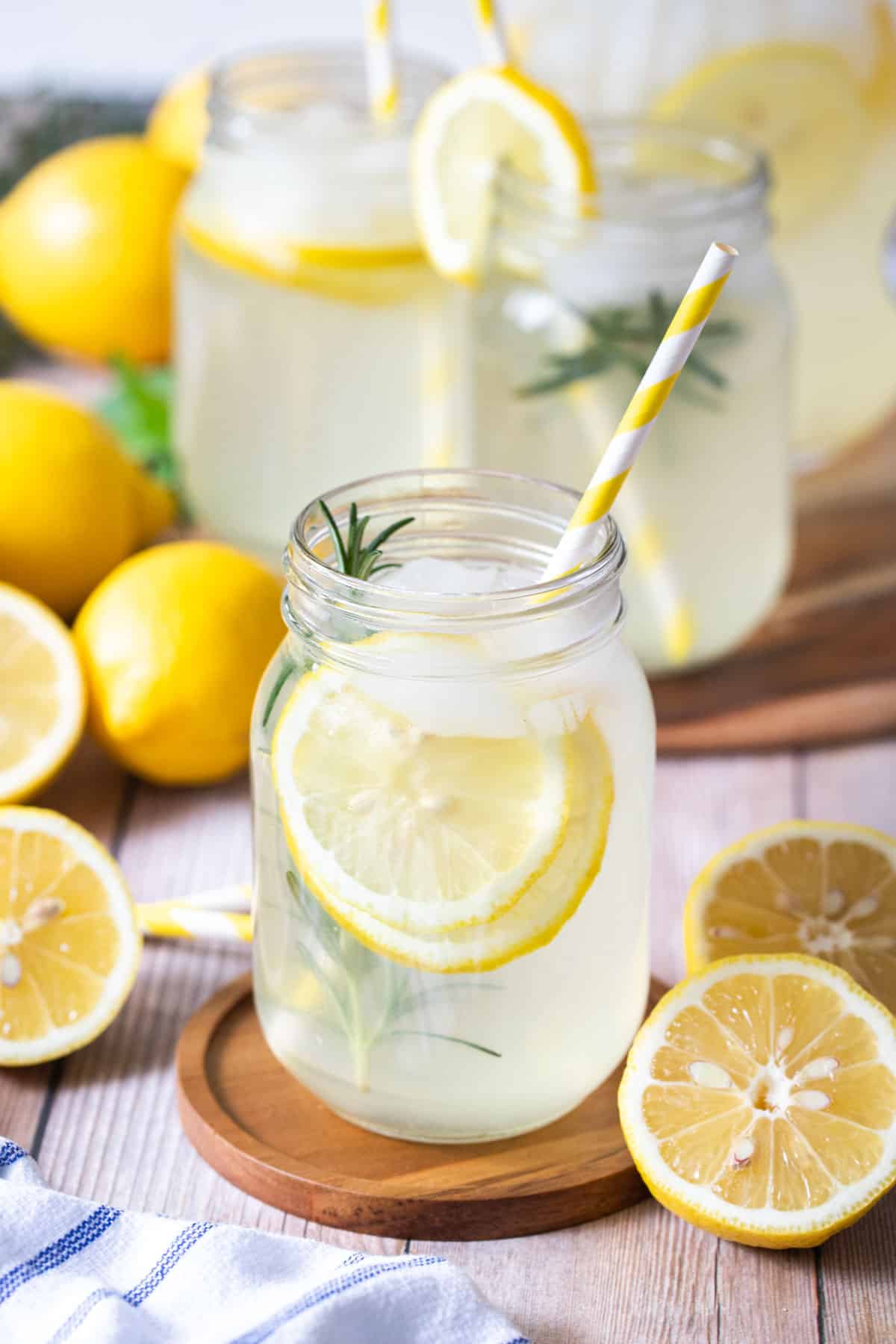 a glass of lemon cordial with ice and lemon slices.